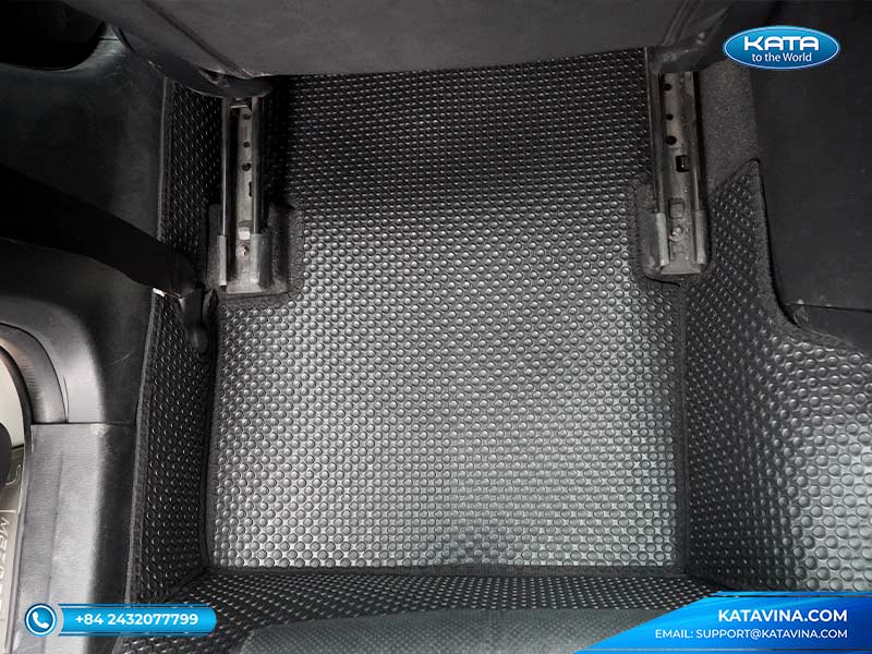Thảm lót sàn ô tô Mazda CX-8 tạo nên không gian nội thất sang trọng 