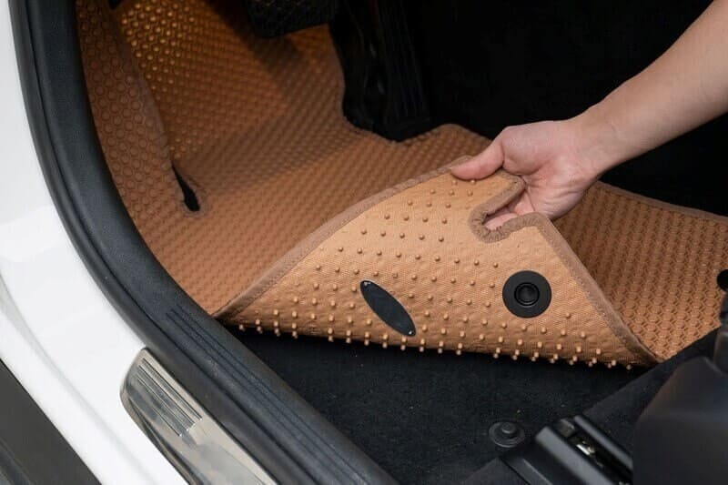 Thiết kế hiện đại, bám chắc vào sàn xe Lexus