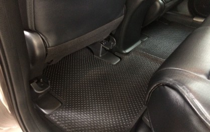 Hướng dẫn vệ sinh thảm lót sàn ô tô đúng cách