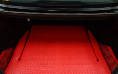 Nội thất ô tô Mercedes sang chảnh với bộ thảm KATA màu đỏ