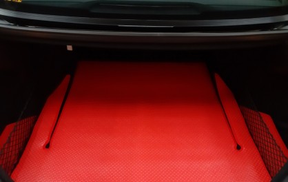 Nội thất ô tô Mercedes sang chảnh với bộ thảm KATA màu đỏ