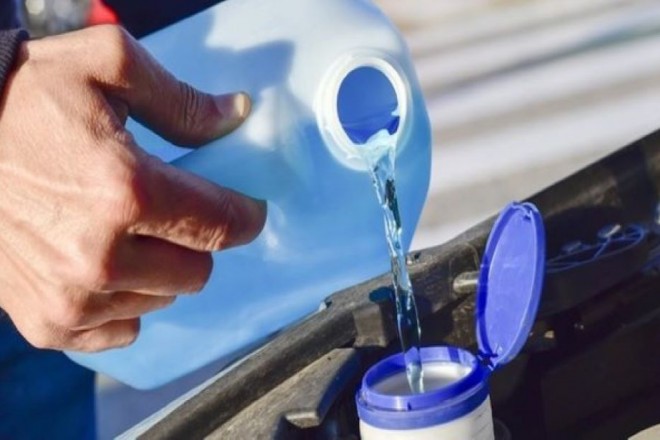 Nước Rửa Kính Ô Tô Có Tác Dụng Gì? Nên Mua Loại Nào?