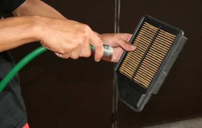 Cách Vệ Sinh Lọc Gió Ô Tô Đúng Cách