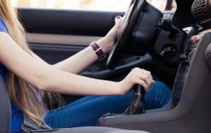 Phải làm Gì Khi Xe Bị Kẹt Chân Côn? 
