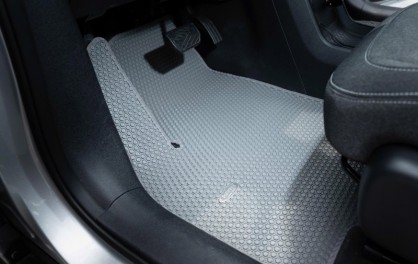 Có Nên Dùng Thảm Lót Sàn Ô Tô Không? Ưu Nhược Điểm Gì?