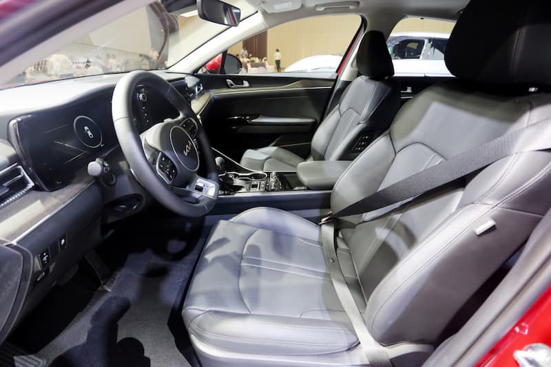 Ghế ngồi và không gian nội thất rộng rãi