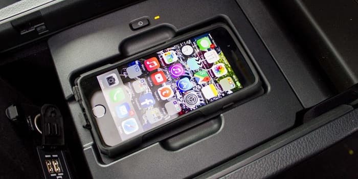 Cách sử dụng sạc điện thoại không dây trên ô tô