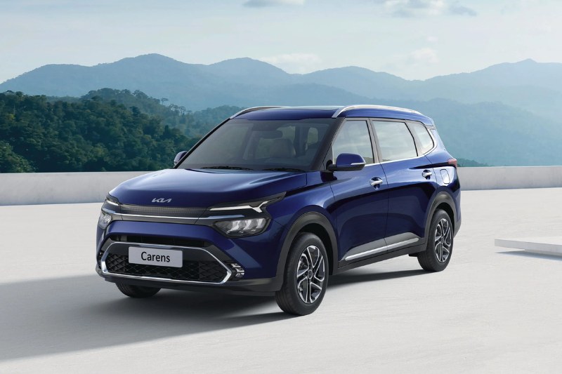 KIA Carens sở hữu phong cách thiết kế trẻ trung với dải đèn LED liền mạch
