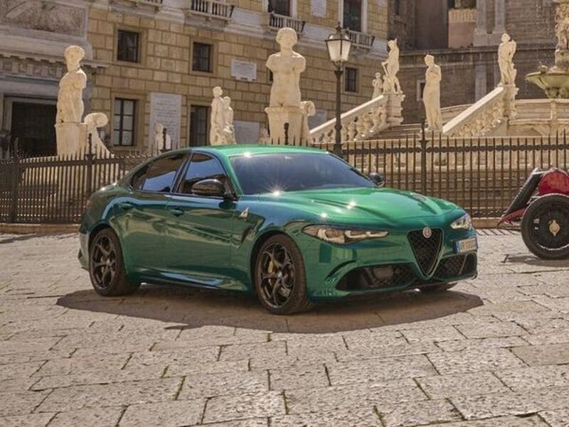 Biểu tượng của sự sang trọng và động cơ mạnh mẽ trên Alfa Romeo Giulia Quadrifoglio