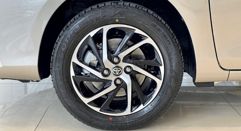 Toyota Vios sở hữu mâm xe có kích thước 15 inch