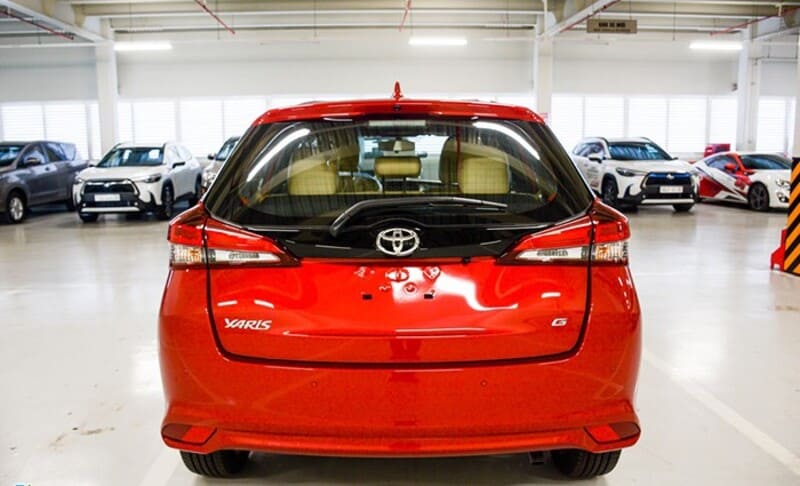 Tổng thể phần đuôi xe Yaris hài hòa, chắc chắn