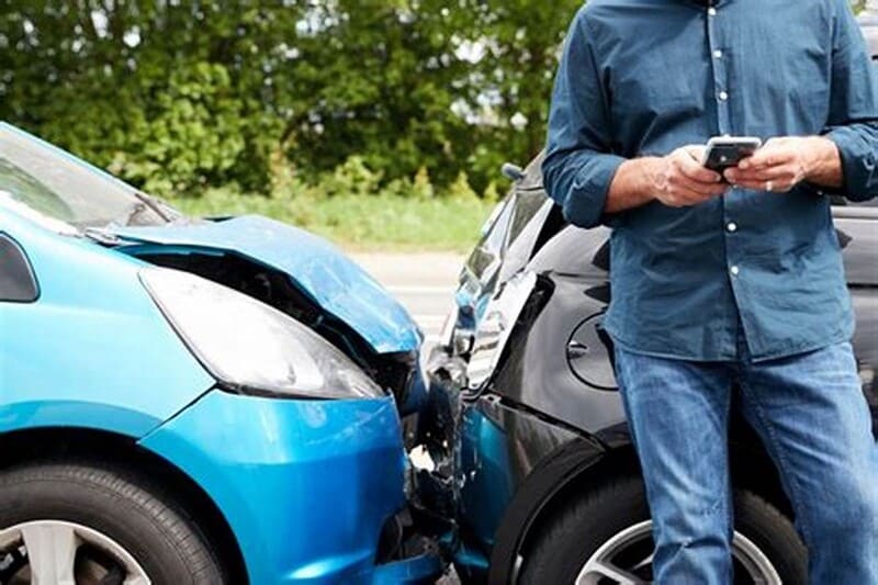 Liên hệ ngay với công ty bảo hiểm khi xảy ra va chạm 