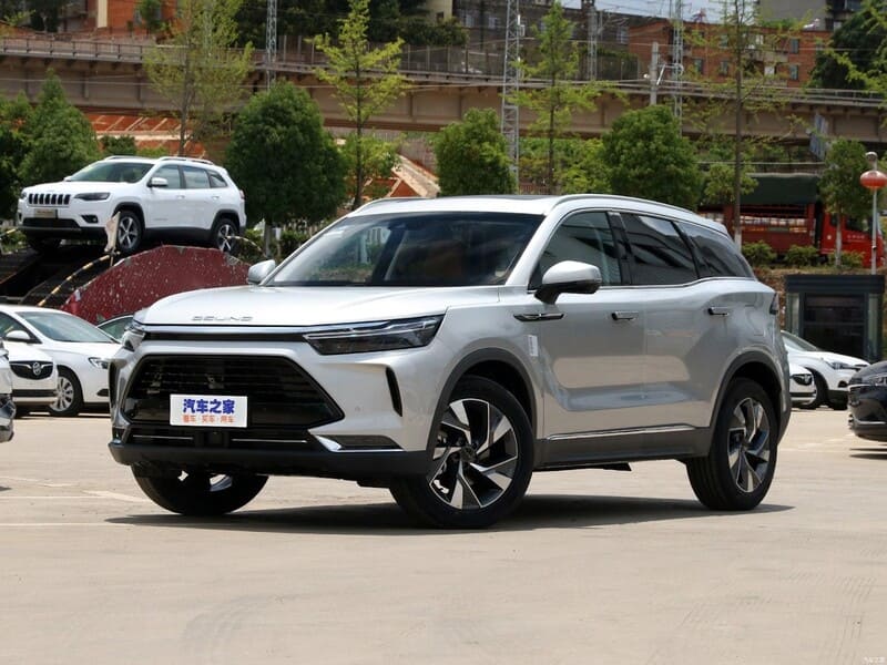 Beijing X7 thuộc phân khúc C-CUV với thiết kế hiện đại