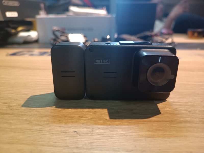 Mắt cam trước của camera 3 mắt