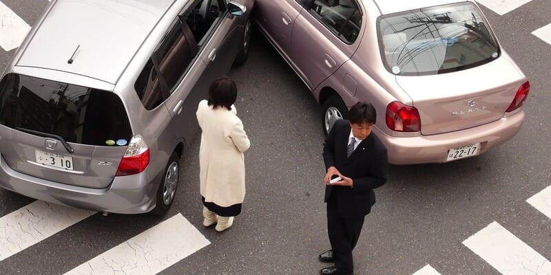 Liên hệ ngay với công ty bảo hiểm và cơ quan có thẩm quyền