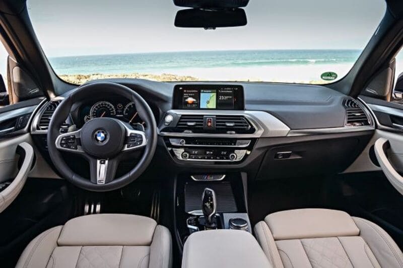 Phần ghế lái của BMW iX3 nổi bật dáng thể thao