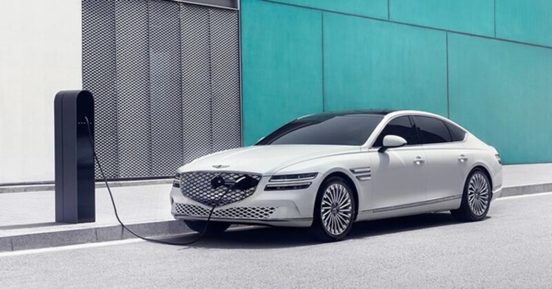 Genesis G80 EV mẫu xe điện đang sạc tại trạm