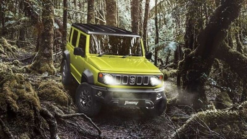 Suzuki Jimny 2023 được trang bị đèn pha gương cầu ở đầu xe