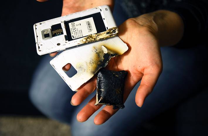 Mối đe doạ nguy hiểm từ sạc pin điên thoại giá rẻ