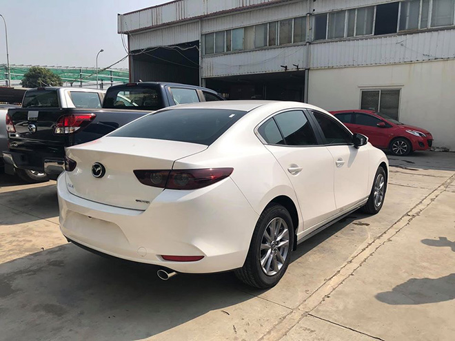 Cuối cùng, những trang bị an toàn tiêu chuẩn trên xe bao gồm: 7 túi khí an toàn, loạt phanh ABS/EBD/BA, cân bằng điện tử (DSC), kiểm soát lực kéo chống trượt (TCS), hỗ trợ khởi hành ngang dốc HLA, cảnh báo phanh khẩn cấp ESS,camera lùi, cảnh báo chống trộm. Mazda3 1.5L Deluxe sử dụng động cơ xăng Skyactiv-G 4cyl dung tích 1.5Lcó công suất tối đa 110 mã lực tại 6.000 vòng/phút và mô men xoắn 144 Nm tại 4.000 vòng/phút. Sức mạnh này được truyền xuống cầu trước (FWD) thông qua hộp số tự động 6 cấp. Phiên bản tiêu chuẩn này bị cắt hệ thống dừng động cơ tạm thời i-Stop để tiết kiệm nhiên liệu.