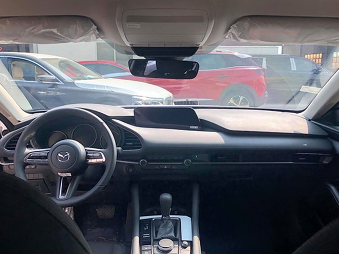 Khoang cabin Mazda3 sedan tiêu chuẩn vẫn được trang bị hệ thống giải trí màn hình 8 inch, hỗ trợ kết nối USB/AUX/Bluetooth, dàn âm thanh 8 loa. Khởi động bằng nút bấm và chìa khóa thông minh, điều khiển hành trình, phanh tay điện tử chức năng giữ phanh Auto Hold.