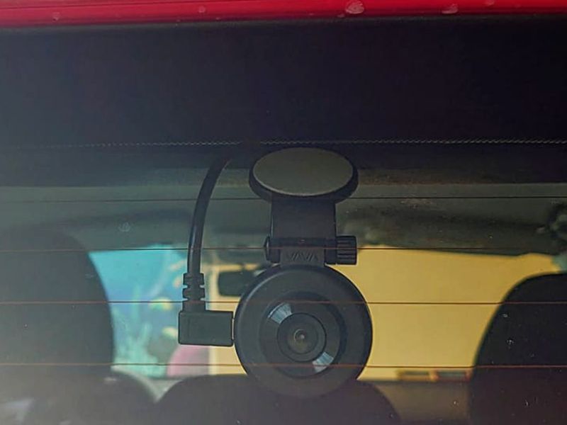 Camera hành trình tích hợp camera lùi giúp tài xế quan sát trước sau xe
