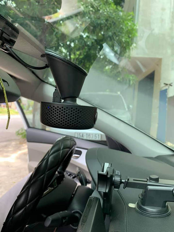 làm sạch kính trước khi gắn đế hít của camera