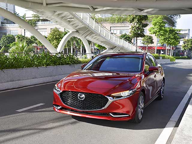 Mazda3 phiên bản giá rẻ Deluxe 719 triệu đồng, mức giá này vẫn cao hơn khi so sánh với 2 đối thủ Kia Cerato và Hyundai Elantra bản 2.0 AT có giá bán lần lượt 670 và 699 triệu đồng. Nếu như 2 đối thủ trên có các trang bị gần như đầy đủ thì Mazda3 Deluxe thiếu đi nhiều tiện nghi cao cấp. Nếu so sánh với 2 đối thủ “cùng quê” là Honda Civic E và Toyota Corolla Altis E AT thì giá bán của Mazda3 Deluxe ở mức tương đương. Có thể thấy, với giá bán này THACO muốn vươn tầm Mazda3 ngang hàn