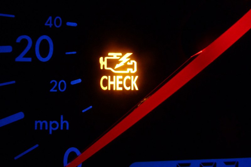 Đèn Check Engine bật sáng trên taplo