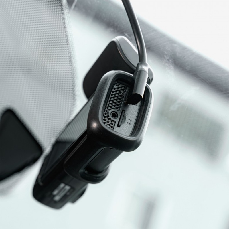 Cắm nguồn và cài đặt camera hành trình 