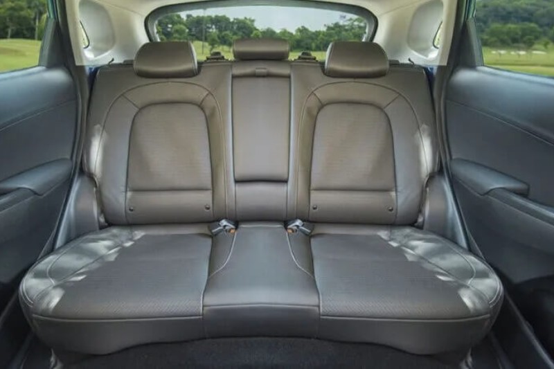 Không gian hàng ghế sau khá hạn chế