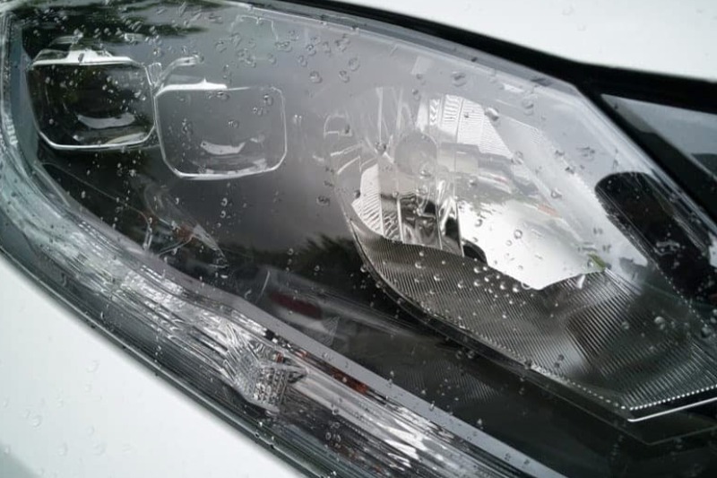 Đèn trợ sáng bị vô nước là hiện tượng nước hoặc hơi ẩm lọt vào bên trong cụm đèn