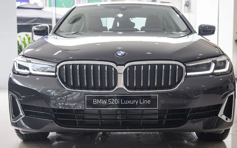 Đầu xe BMW 520i Luxury Line 2024 ấn tượng với bộ tản lưới nhẹ hình quả thận 