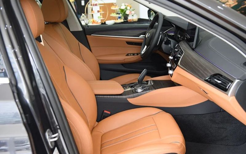 Khoang ghế lái BMW 520i Luxury Line 2024 thu hút với hệ thống hai màn hình 12.3 inch 