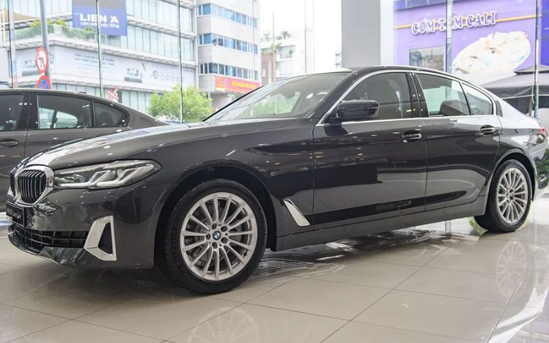 Thân xe BMW 520i Luxury Line 2024 với những đường nét thiết kế thể thao