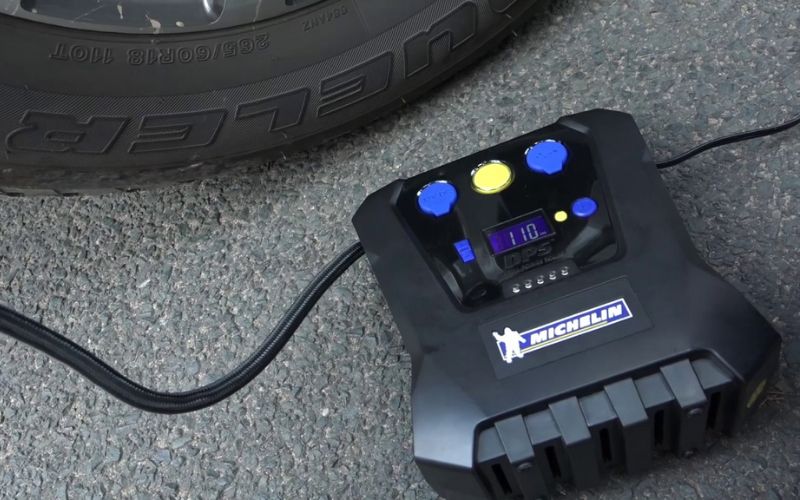 Bơm lốp ô tô 12V Michelin 12266 sở hữu thiết kế với kích cỡ nhỏ gọn