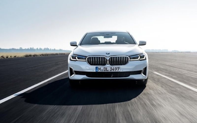 Đầu xe BMW 530i 2024 với cụm tản nhiệt hình quả thận đặc trưng dòng BMW