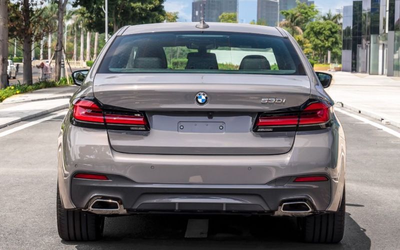 Đuôi xe BMW 530i vẫn được giữ nguyên so với bản nhập khẩu 