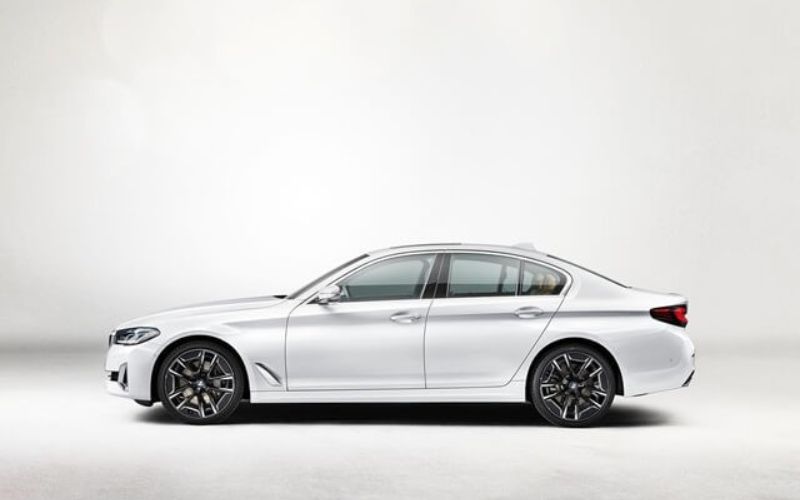 Gương chiếu hậu của BMW 530i đồng màu với thân xe 