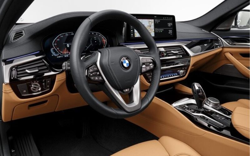Nội thất của BMW 530i vẫn được giữ nguyên bố cục quen thuộc với các bản trước