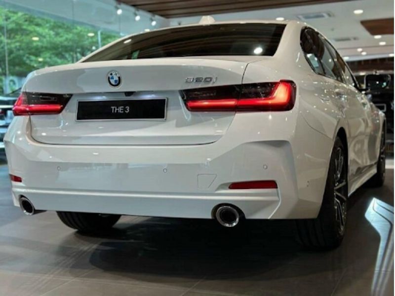 Đuôi xe BMW 3 Series 2024 sở hữu cụm đèn LED dài 