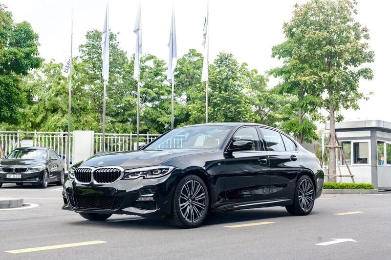 BMW 320i Sport Line 2023 nổi bật với thiết kế thể thao và sang trọng