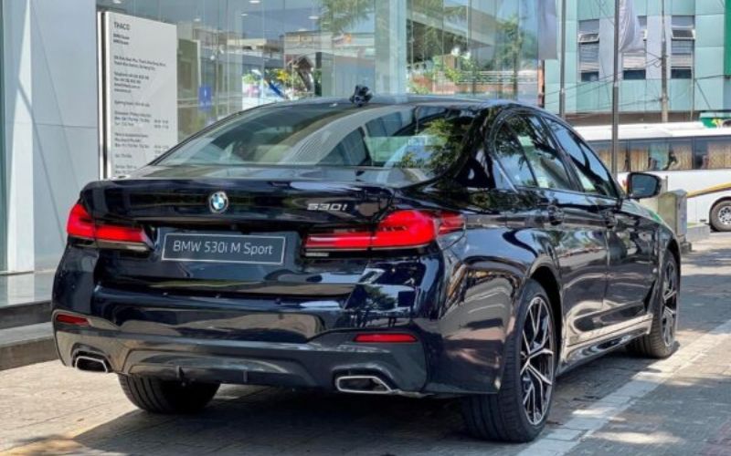 Đuôi xe BMW 5 Series với cụm đèn hậu hình chữ L độc đáo