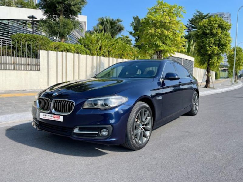 BMW 520i 2016 sở hữu cụm lưới tản nhiệt hình quả thận đặc trưng