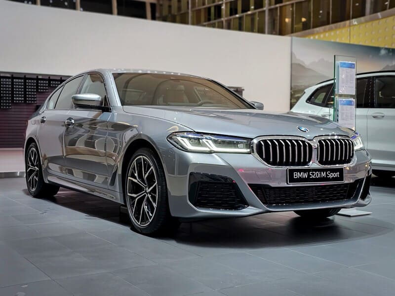 Ngoại thất BMW M Sport nổi bật với thiết kế sang trọng, hiện đại