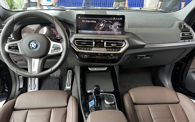 BMW iX3 2024 sở hữu vô lăng bọc da cao cấp 