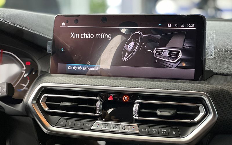 BMW iX3 được trang bị hệ thống giải trí hiện đại với màn hình trung tâm