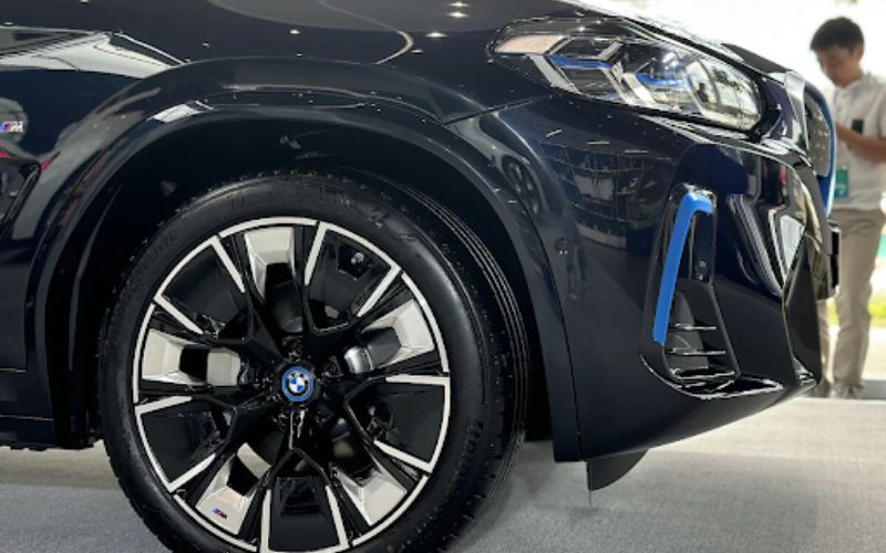 Bộ mâm của BMW iX3 toát lên vẻ thể thao và đầy nam tính