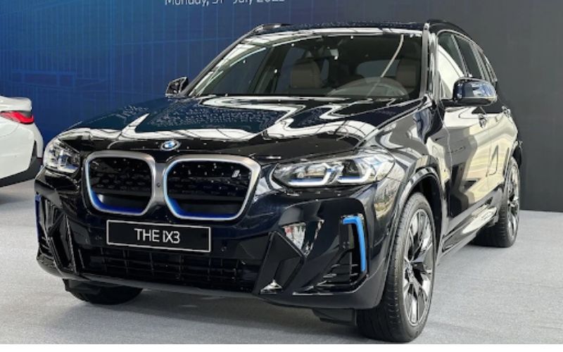 Đầu xe BMW iX3 2024  ấn tượng với cụm lưới tản nhiệt hình quả thận đặc trưng