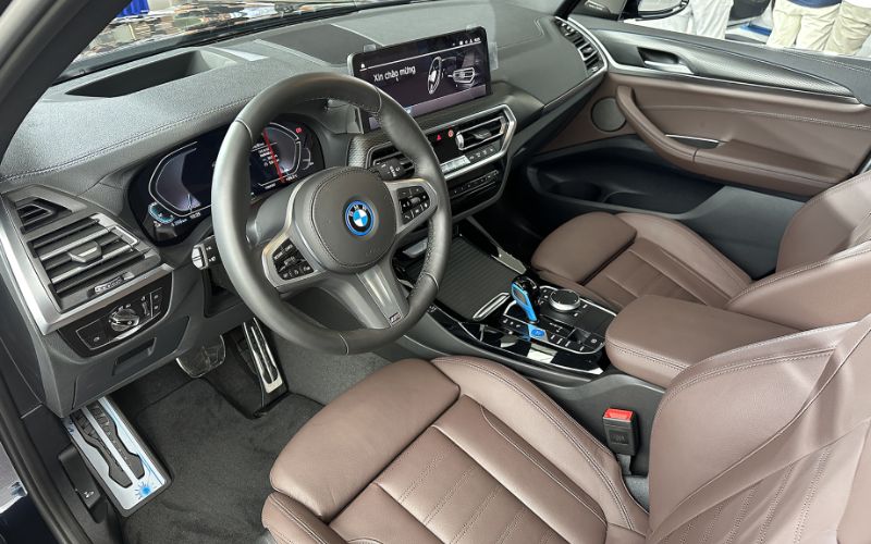 Hàng ghế trước của BMW iX3 thiết kế mang đến sự thoải mái tối đa cho người dùng 